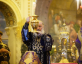 Патриарх Кирилл совершил чин освящения мира в Храме Христа Спасителя