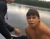 Опубликовано видео спасения юношей мужчины и двоих детей из Иртыша