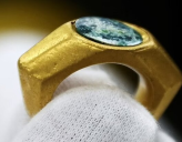 В Израиле нашли золотое кольцо IV века с изображением «Доброго пастыря»