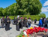 Священники УПЦ принесли цветы к могиле Неизвестного солдата в Киеве