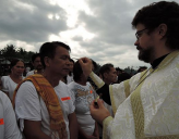 239 филиппинцев приняли святое крещение в Тихом Океане