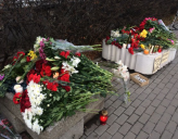 Москвичи несут цветы к французскому посольству в память о жертвах терактов