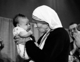 Ватикан официально признал мать Терезу достойной канонизации