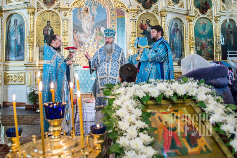 Большой ли праздник благовещение. Благовещение богослужение. Служба на праздник Пресвятой Богородицы. Праздник Рождество Богородицы облачения. Рождество Пресвятой Богородицы в храме облачение.