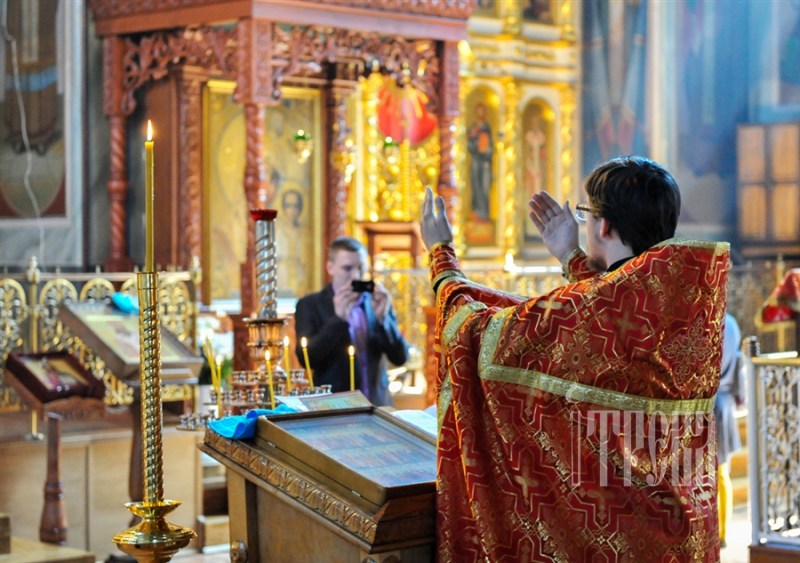 Священник в храме. Молебен в храме. Фотосессия в храме. Батюшка молится в храме. Можно ли есть в храме